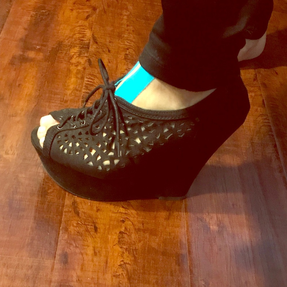 Black wedges